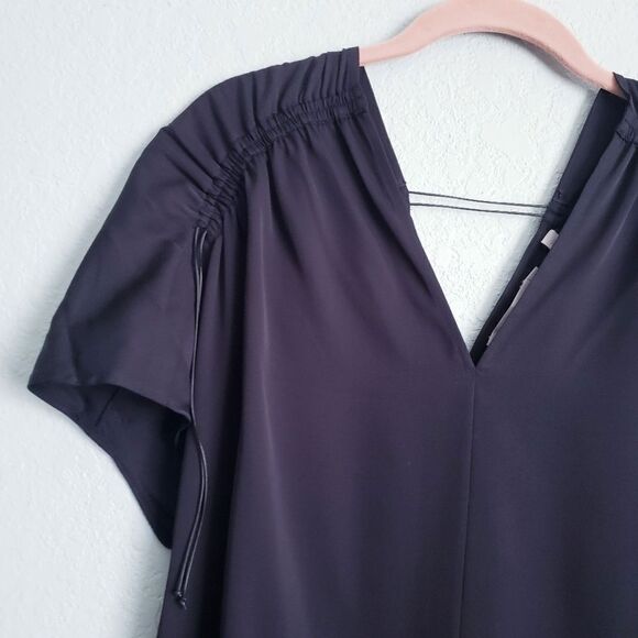 Vince‎ Black V-neck Stretch Silk Blouse - Picture 4 of 7